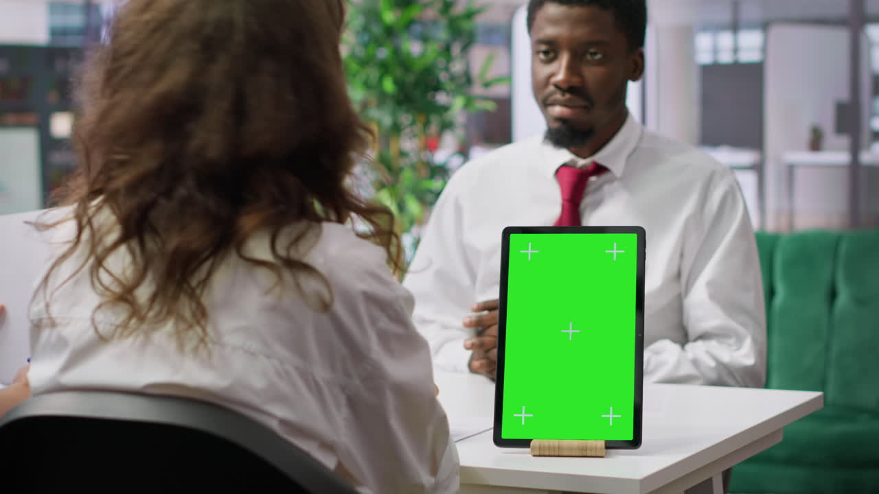 solicitante de empleo y empleador discutiendo en una entrevista con una maqueta aislada