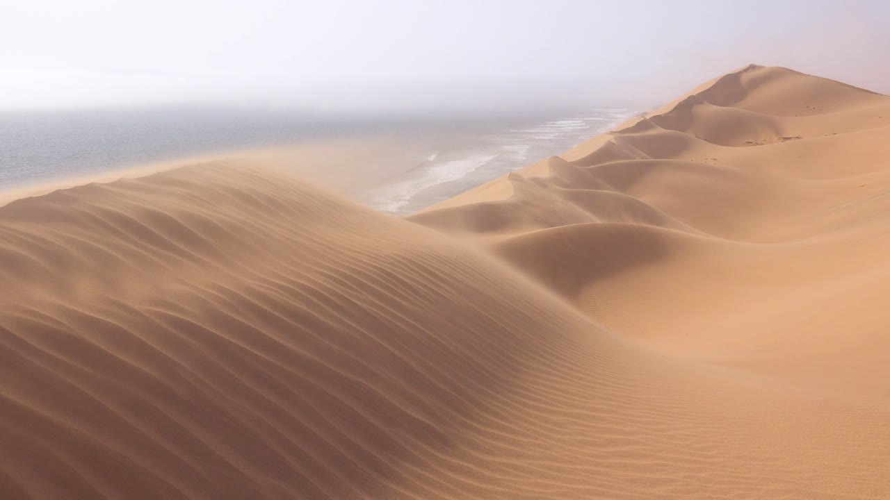 fuertes vientos soplan a través de las increíbles dunas de arena del desierto de namib a lo largo de la costa esquelética de namibia 2