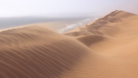 南米比沙漠 (namib desert) 的沙丘 (dune) 沿着南米比的骨架海岸 (skeleton coast) 吹起強烈的風