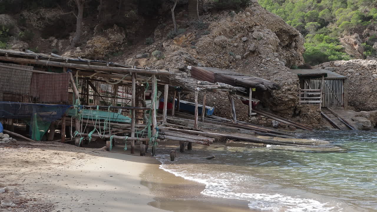 열대 해변에 있는 오래된 목조 보트 하우스