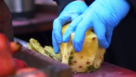 persona cortando una piña