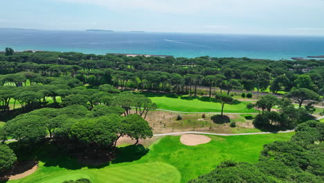 Vista-Aérea-De-Mandelieu-Golf:-Un-Paraíso-Para-Los-Golfistas-En-La-Riviera-Francesa.