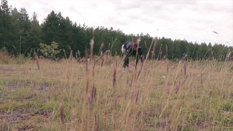 hombre entrenando en la naturaleza tiro de ángulo bajo