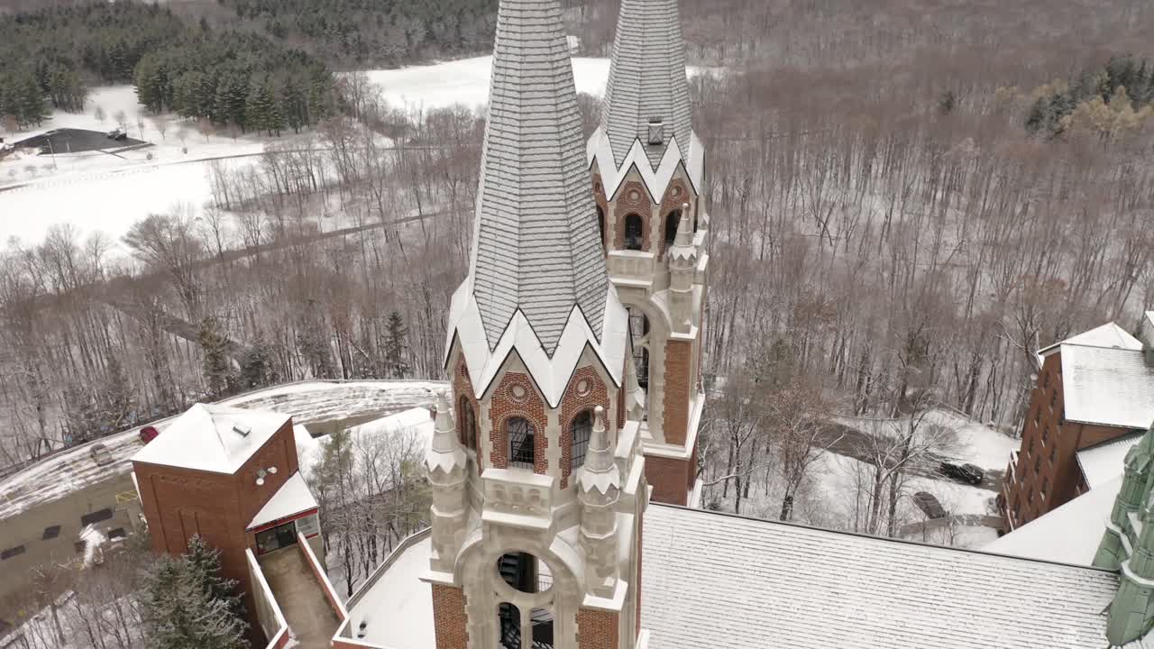 역사적인 신성한 언덕의 영화적 조감도