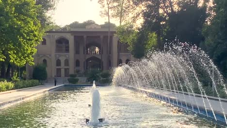 Persischer-Garten-In-Isfahan-Esfahan-Hat-Historische-Häuser,-Traditionelle-Architektur-Im-Alten-Palast-Mit-Springbrunnen,-Pools,-Backsteindekorationsmuster,-Breiter-Landschaftspavillon,-Respekt-Vor-Wasser-Und-Sonne,-Paradies