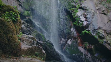 Hermosa-Cascada-En-Galicia-Agua-Golpeando-Las-Rocas-Grúa-Cardán-Cámara-Lenta