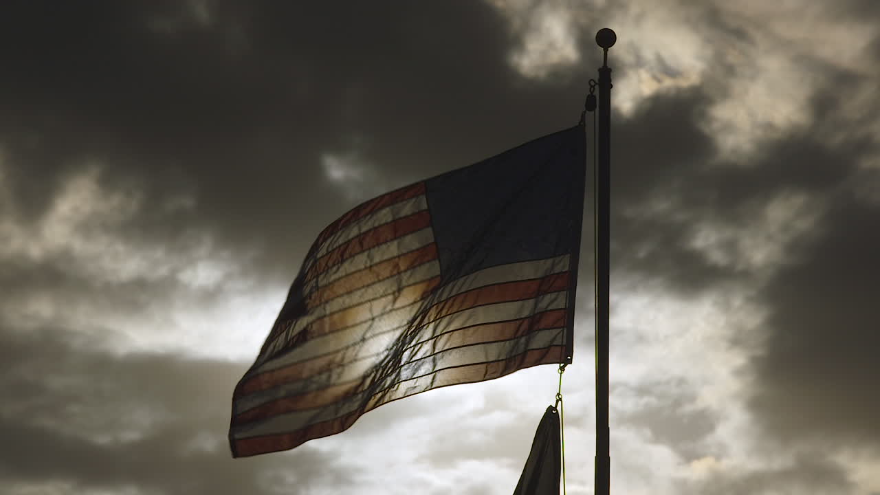 Bandiera USA retroilluminata che sventola al vento al rallentatore
