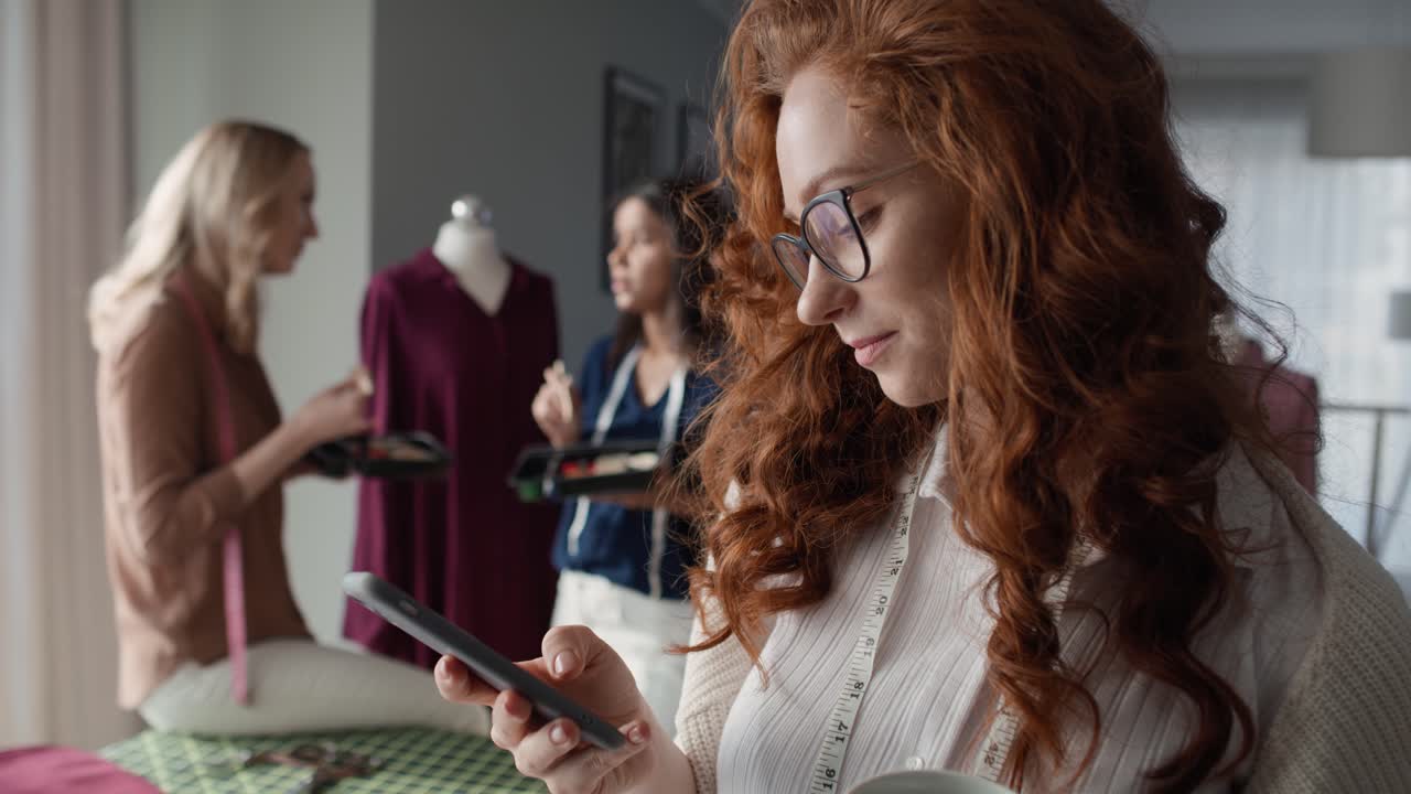 рыжеволосые женщины стоят перед коллегами на работе.