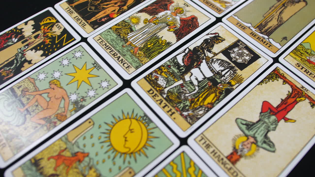 cartas de lectura de tarot arcanos principales. ilustraciones vibrantes de la baraja de arcanos mayores. detalles intrincados de las cartas y sus símbolos místicos son claramente visibles