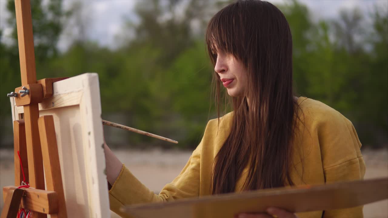 야외에서 그림을 그리는 여자