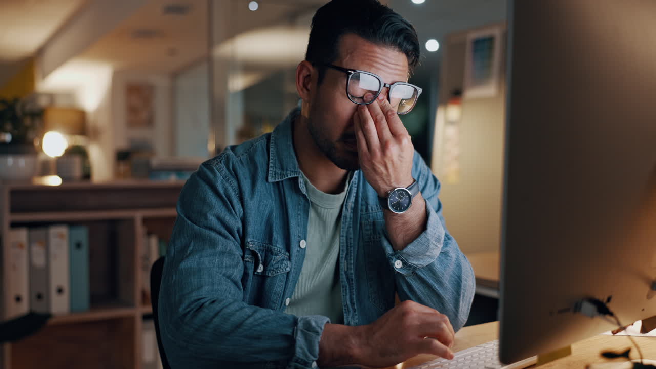 noche, negocios y hombre cansado