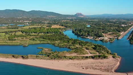 Sandstrand-Saint-Aygulf-Luftaufnahme-Fluss-Argens,-Der-Ins-Meer-Mündet,-Frankreich