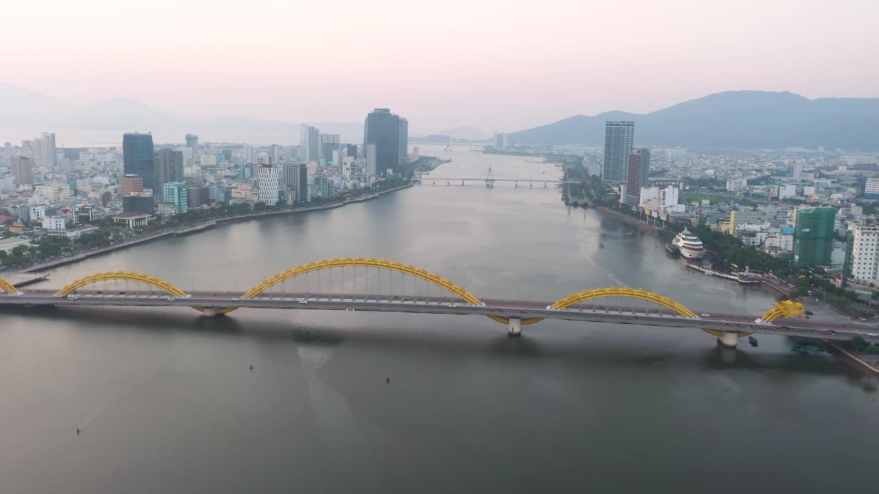 asombrosa imagen aérea del icónico puente del dragón cau rong, el tráfico y el horizonte de la ciudad durante la puesta de sol en danang, vietnam