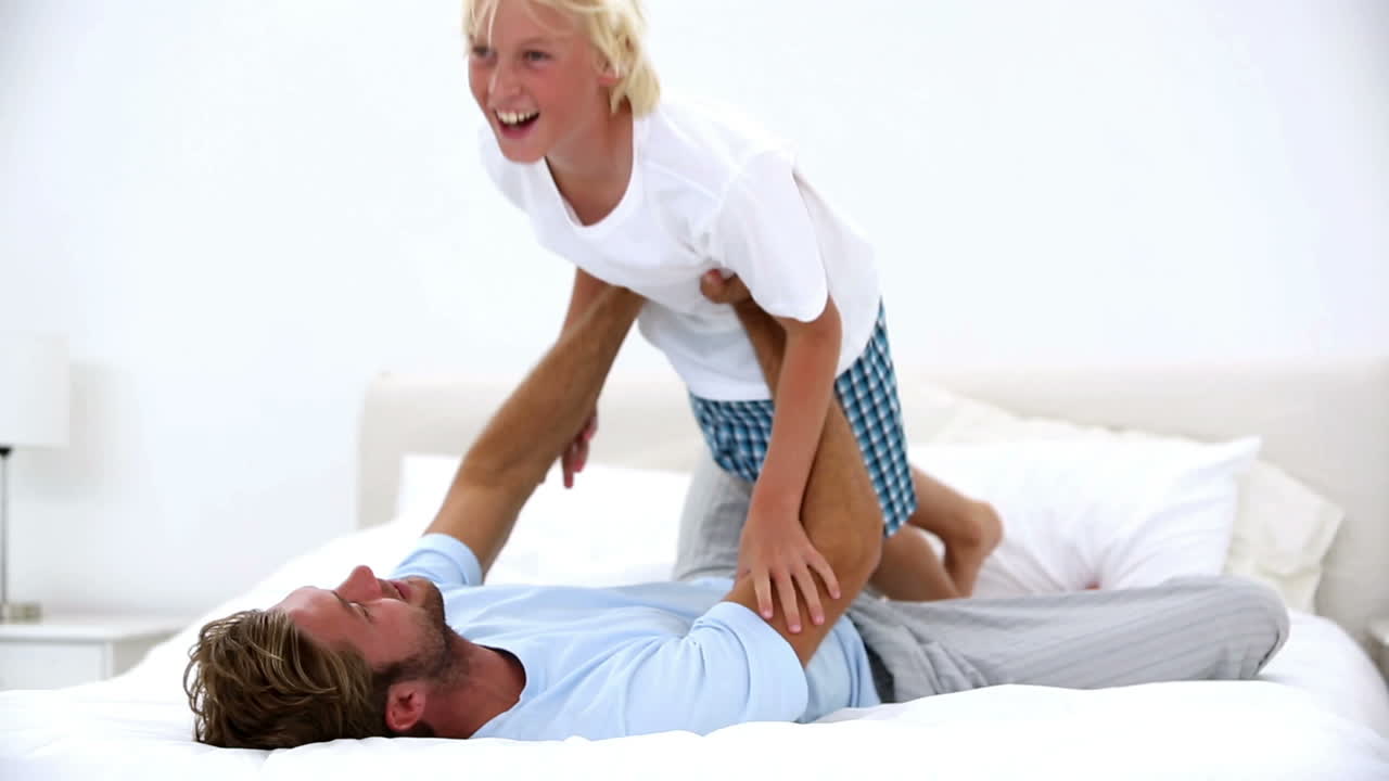 아버지가 아들을 들어 올리고 날아가는 척하는