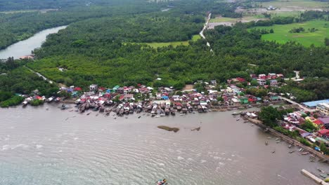 Vista-Aérea-De-La-Comunidad-Pesquera-En-La-Bahía-De-San-Bernardo-En-El-Sur-De-Leyte,-Filipinas