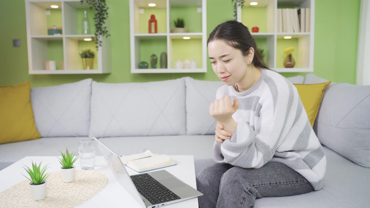 젊은 아시아 여성이 한 개 이상의  ⁇ 에 극심한 부드러움,  ⁇ 거림, 통증 또는 불편함을 느끼고 있습니다.