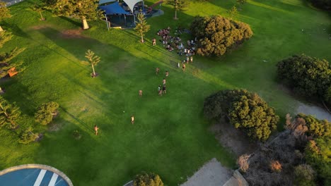 Menschen-Genießen-Die-Sonne-In-Einem-Australischen-Park-In-Fremantle,-Australien