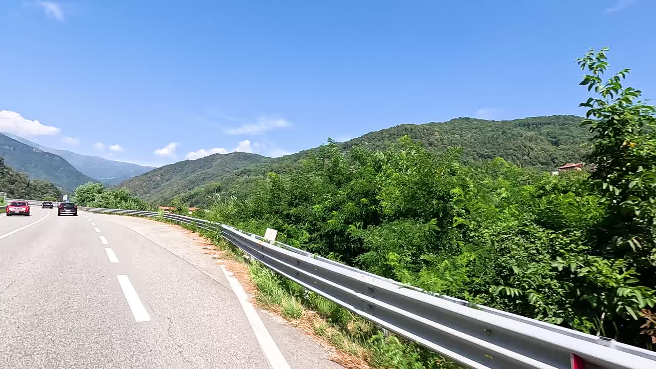이탈리아 피에몬테의 울창하고 산악 지형에서 운전