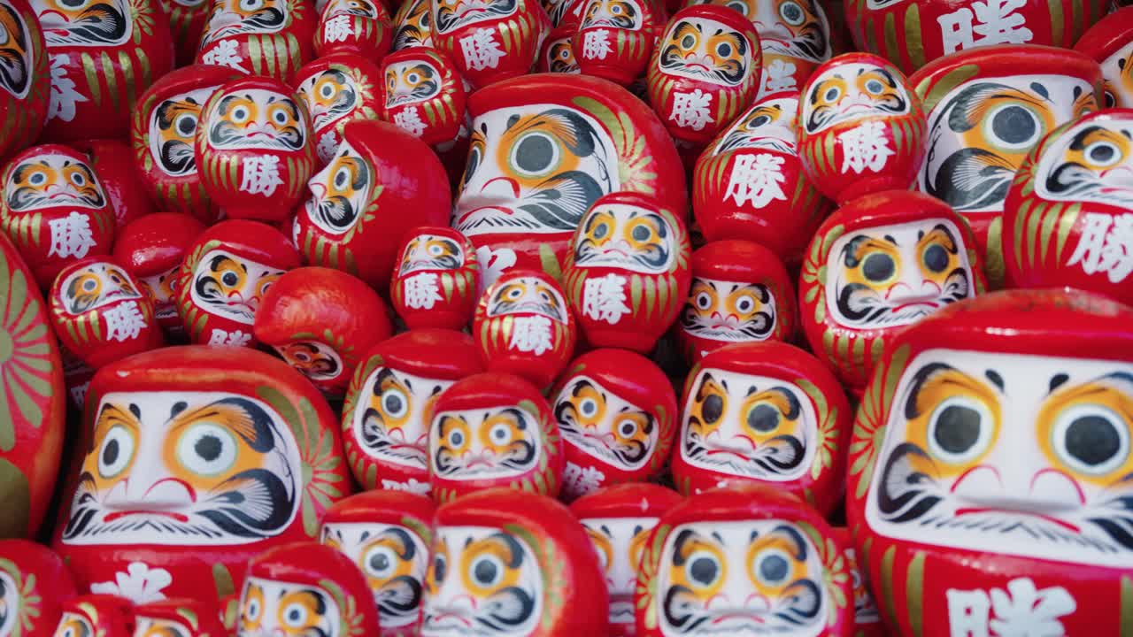 un primer plano de las muñecas daruma grandes y pequeñas en el templo katsuo-ji, minoh, osaka, japón