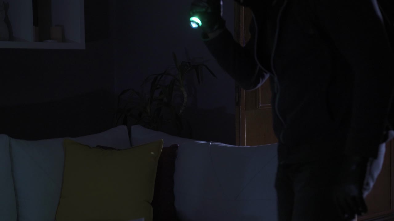 entrada forzada con intención criminal. ladrón enmascarado.