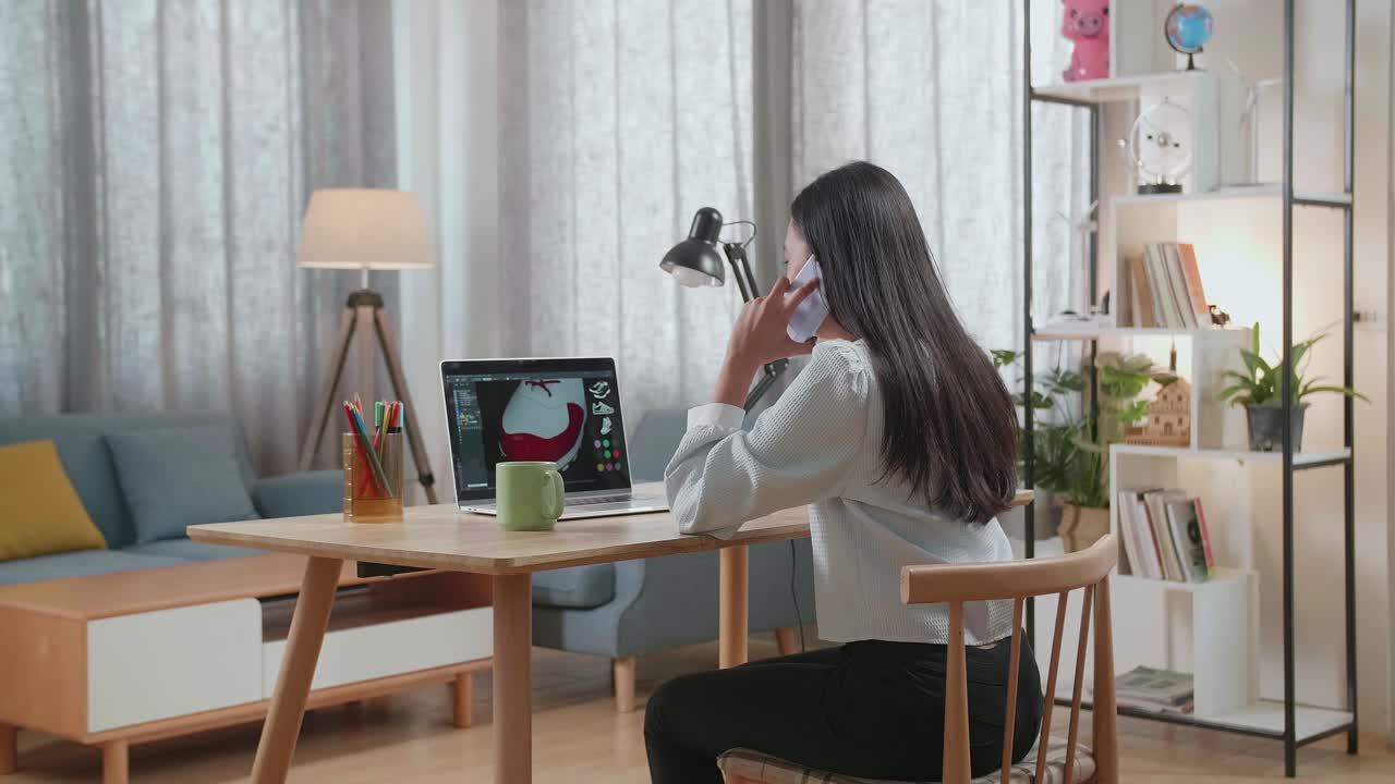 집 사무실에서 노트북으로 일하는 여자