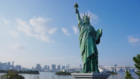 Modell-Der-Freiheitsstatue-In-Odaiba,-Tokio,-Japan