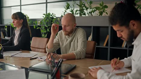 reunión de equipo de negocios en la oficina
