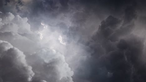 punto de vista dentro de nubes cumulonimbus oscuras