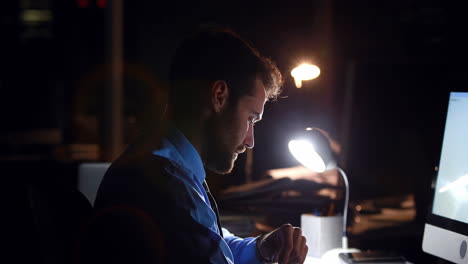 hombre de negocios usando la computadora por la noche