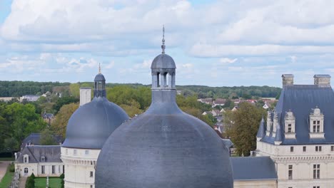 Vista-Aérea-De-Cerca-Del-Techo-Del-Castillo-De-Valençay,-Francia