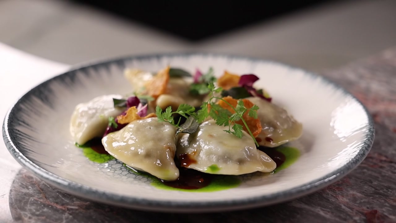 Ravioli Gourmet Serviti su un Piatto Decorativo