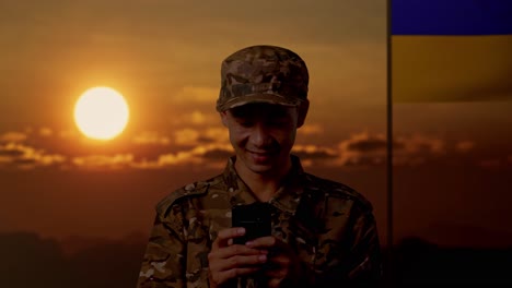 soldado usando el teléfono durante el atardecer, conflicto de ucrania