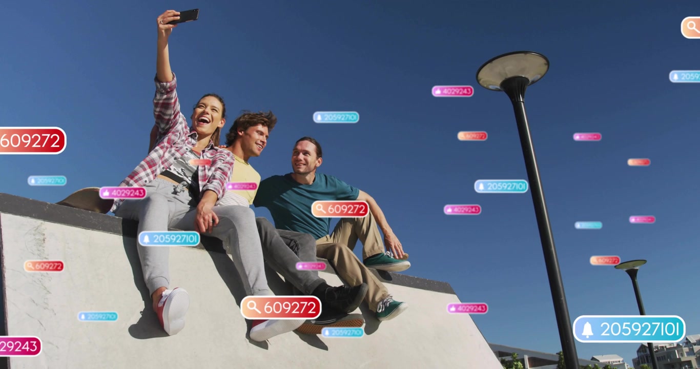 Kvinde tager selfie med telefon, venner læner sig, mens animerede sociale ikoner svæver på himlen og deler.
