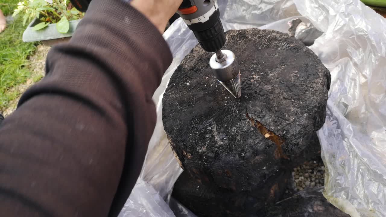 탄 나무 조각으로 남성 드릴링 로그 분할 드릴 도구 실패