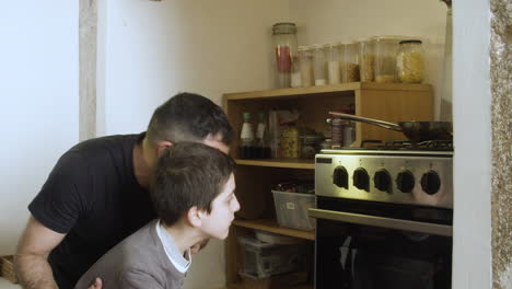 Kaukasischer-Vater-Mit-Sohn,-Der-Essen-Zum-Frühstück-Zubereitet.