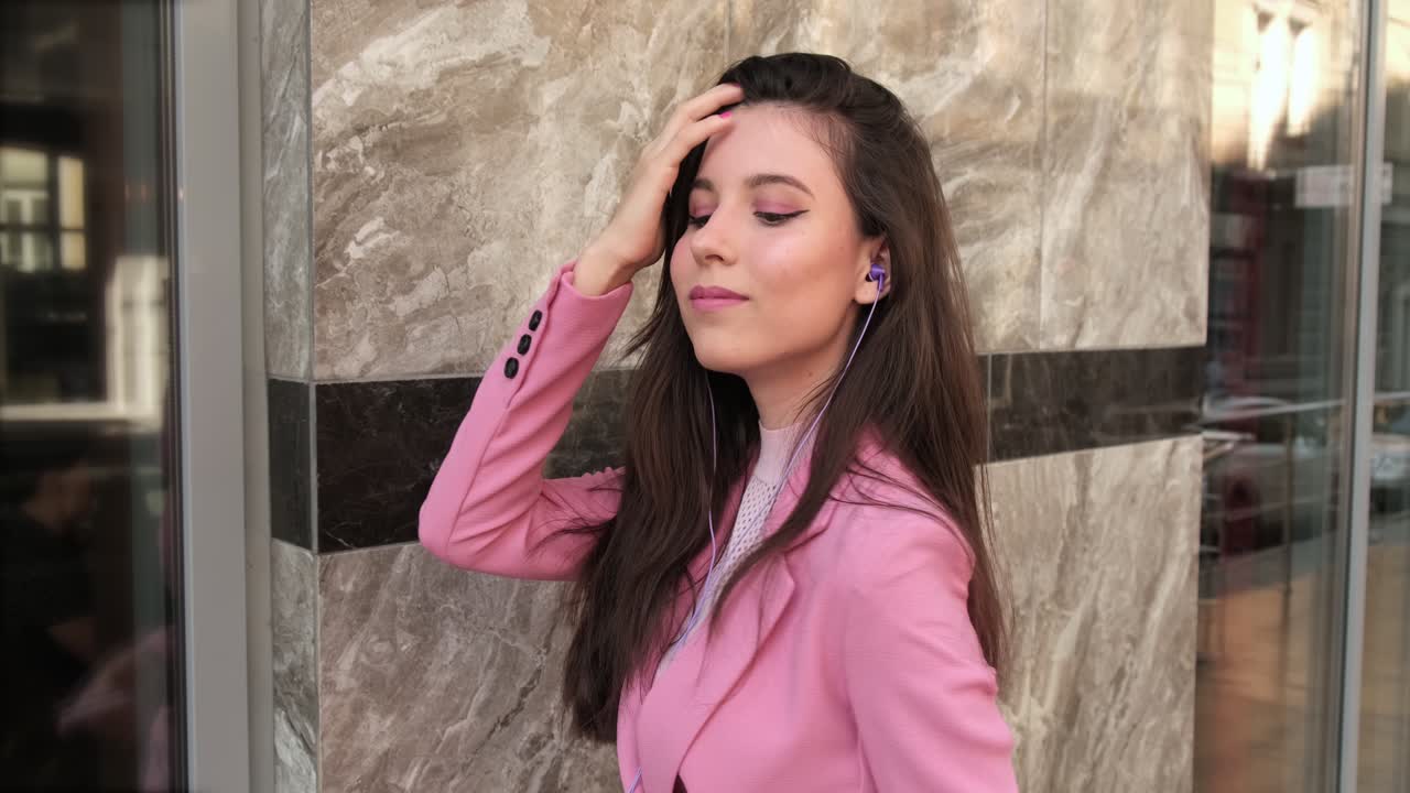 도시의 소녀는 헤드폰으로 음악을 듣는다