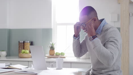 hombre negro, portátil y llamada de video con auriculares