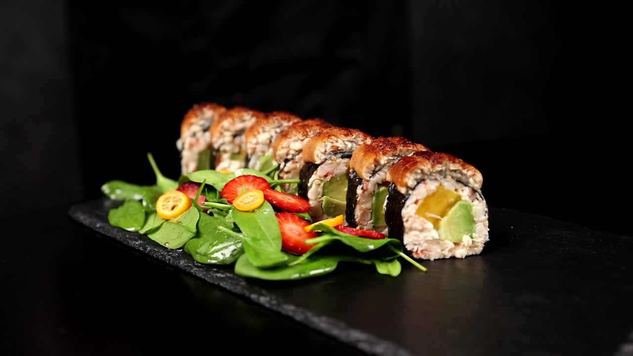 sushi de rollo de dragón con verduras frescas