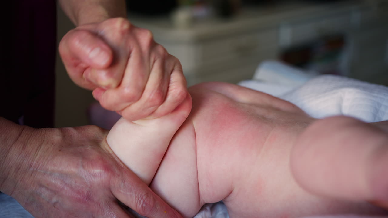 Assistente che esegue esercizi di mobilità con un bambino.