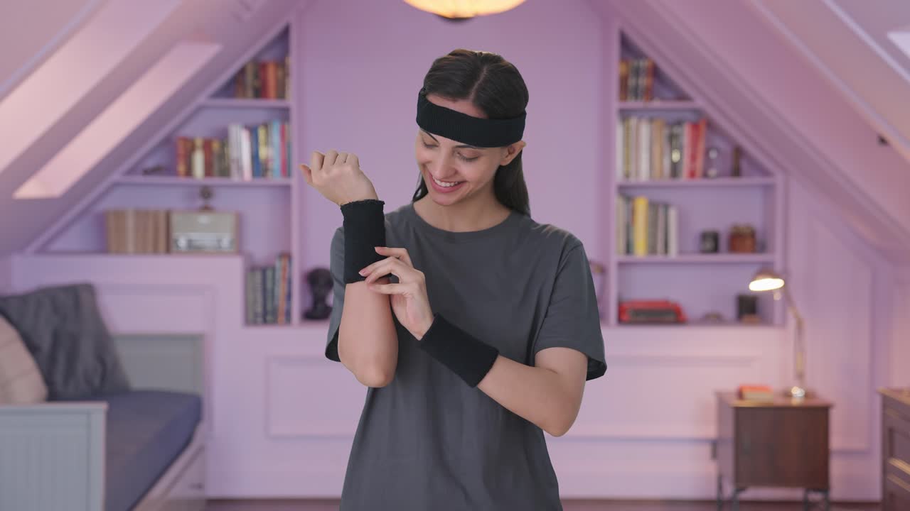 mujer india feliz preparándose para el ejercicio