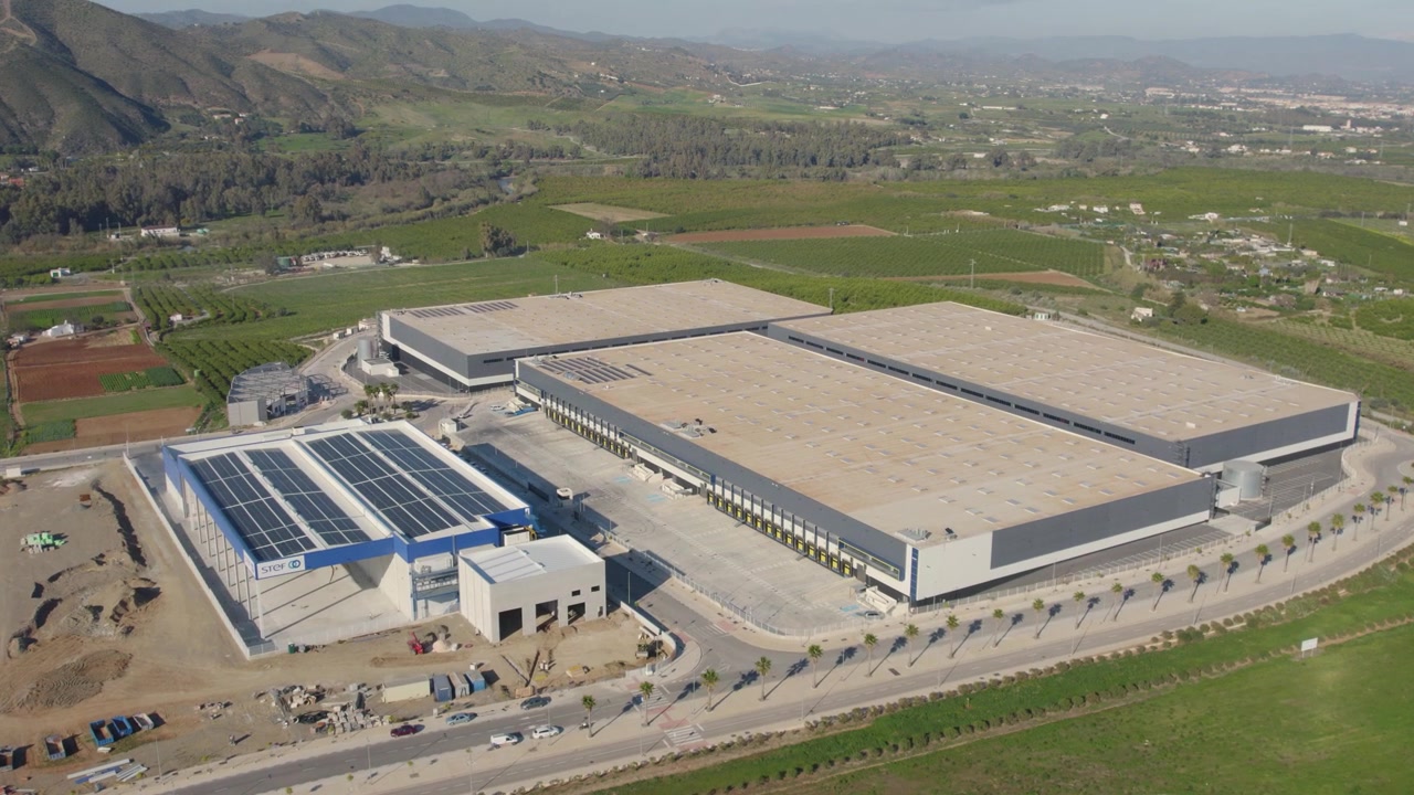 Vista aerea di un impianto di refrigerazione industriale in uno dei più grandi stabilimenti di congelamento della Spagna, Parco logistico Fahala de Cártama, a Malaga. Concetto di produzione e industria.