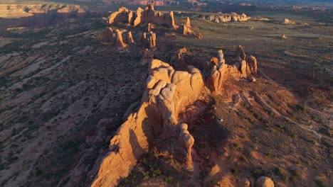 Arco-De-La-Torre-En-El-Parque-Nacional-Arches-Al-Atardecer-En-Utah,-EE.UU.---Disparo-Aéreo-De-Drones