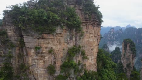 plataformas rodantes de vuelo aéreo más allá de una aguja de roca vertical en zhangjiajie nat'l pk
