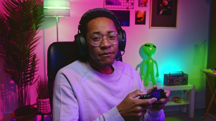 Uomo che gioca ai videogiochi con cuffie e controller