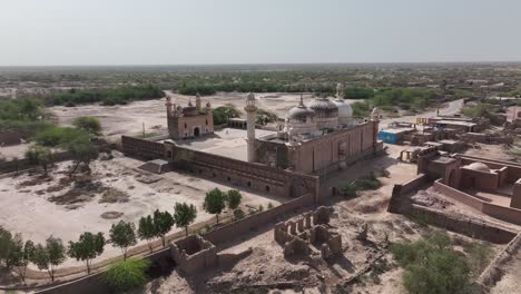 la fortaleza de derawar en el desierto de cholistan es capturada en video 4k por un dron