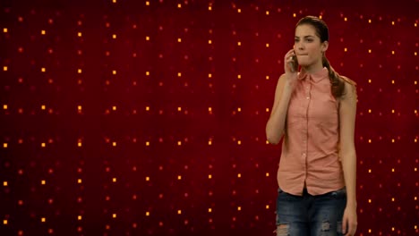 animación de una mujer caucásica usando un teléfono inteligente sobre un fondo rojo con puntos