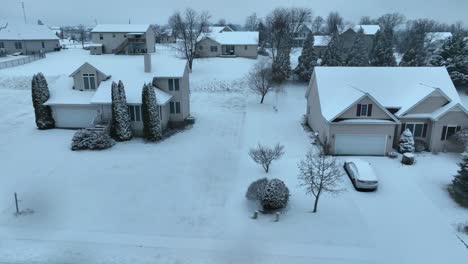 Amerikanische-Nachbarschaft-Mit-Frischem-Weißen-Schnee-Bedeckt