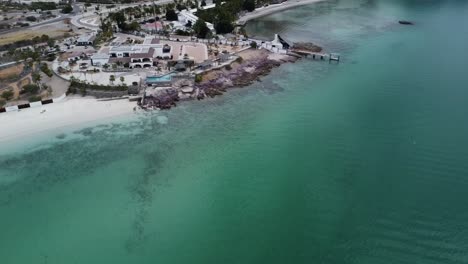 Toma-Aérea-De-Playa-Caimancito-Con-Aguas-Cristalinas-Junto-A-La-Concha-En-La-Paz,-Baja-California-Durante-El-Día