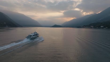 antena de 4k: tiro al atardecer persiguiendo un hidroala en, lago de como, italia