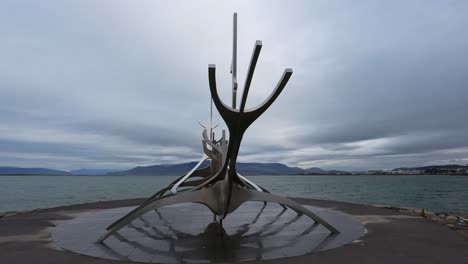 escultura llamada viajero del sol en reykjavík